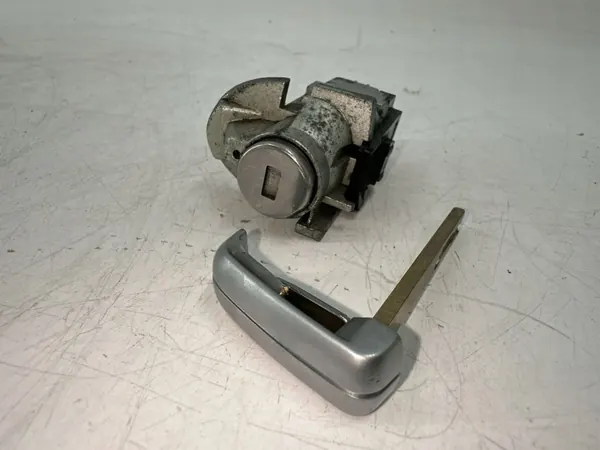 BMW OEM 51217310729 Framdörrslåsinsats image 8