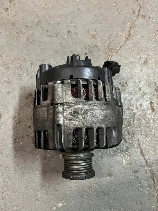 VW T5 LIFT 2.0 BITDI Vaihtovirtageneraattori 03L903023Q image 2