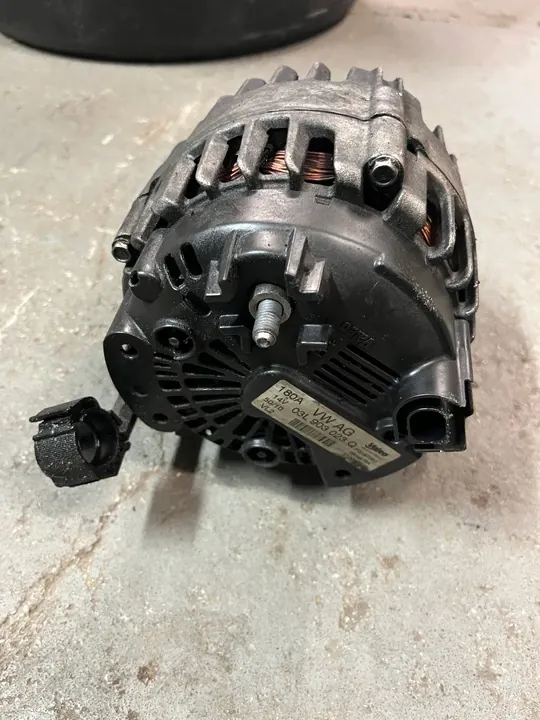 VW T5 LIFT 2.0 BITDI Vaihtovirtageneraattori 03L903023Q image 4