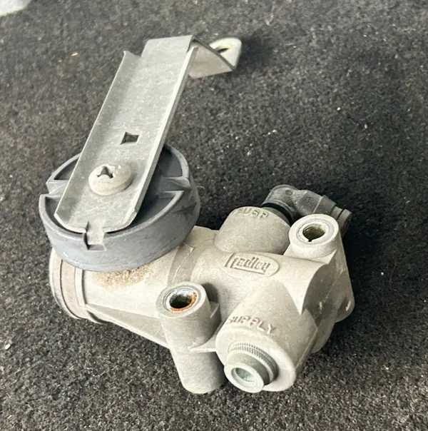 Soupape de nivellement cabine DAF CF Euro 6 OEM 1931032 image 3