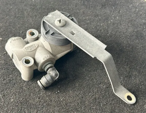 Soupape de nivellement cabine DAF CF Euro 6 OEM 1931032 image 4