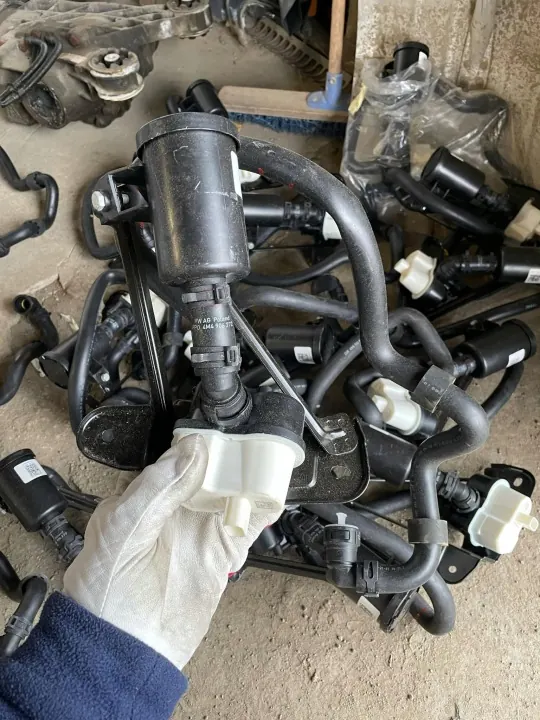 Pompe filtre à charbon OEM 4M4201997G pour Audi VW image 3