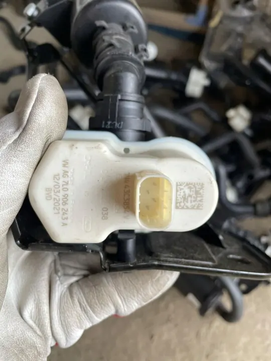 Pompe filtre à charbon OEM 4M4201997G pour Audi VW image 4