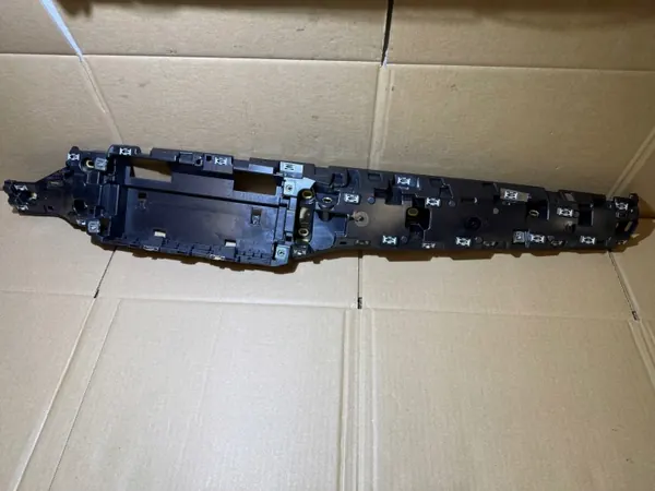 Audi A6 C8 LED-koristeen kiinnitys OEM 4K1857736 image 2