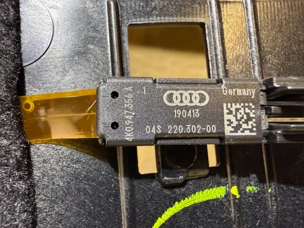 Audi A6 C8 LED-koristeen kiinnitys OEM 4K1857736 image 10