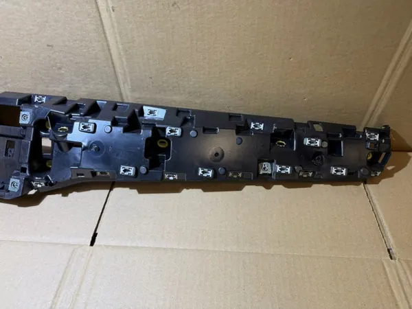 Audi A6 C8 LED-koristeen kiinnitys OEM 4K1857736 image 3