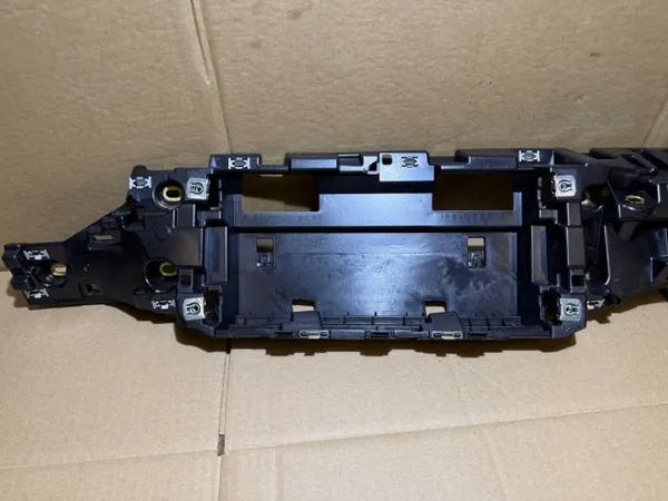 Audi A6 C8 LED-koristeen kiinnitys OEM 4K1857736 image 4