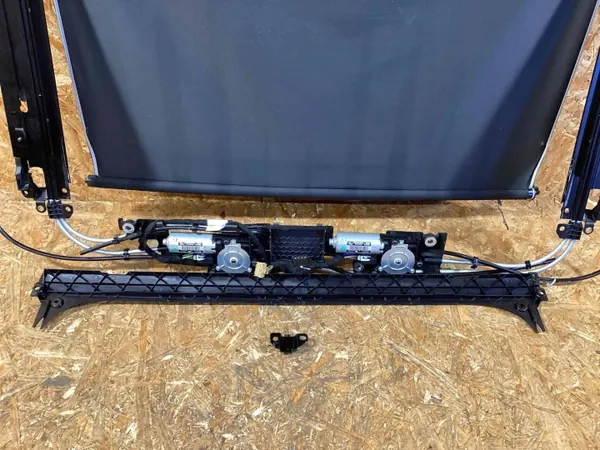 Porsche Panamera kattoikkunaluukun verho OEM 971971642 image 8