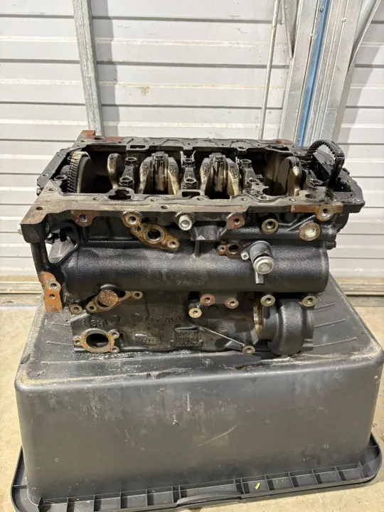 VW Tiguan moottorilohko OEM 03N023A BBT02332 2.0 TDI image 2