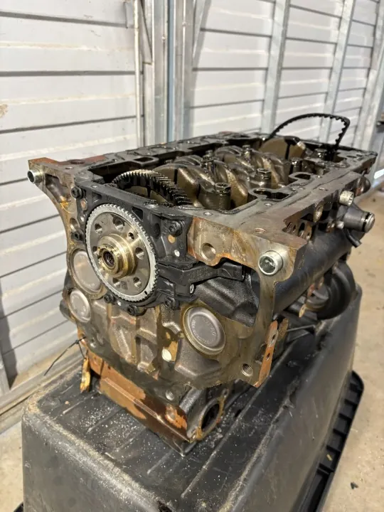 VW Tiguan moottorilohko OEM 03N023A BBT02332 2.0 TDI image 3