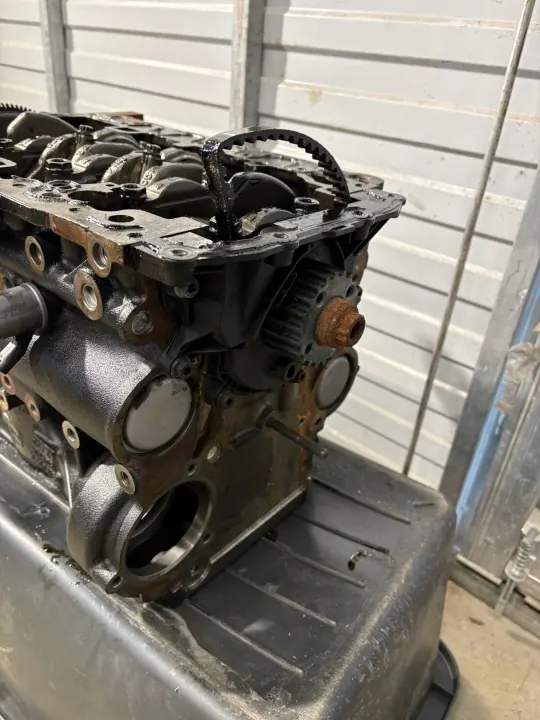 VW Tiguan moottorilohko OEM 03N023A BBT02332 2.0 TDI image 4