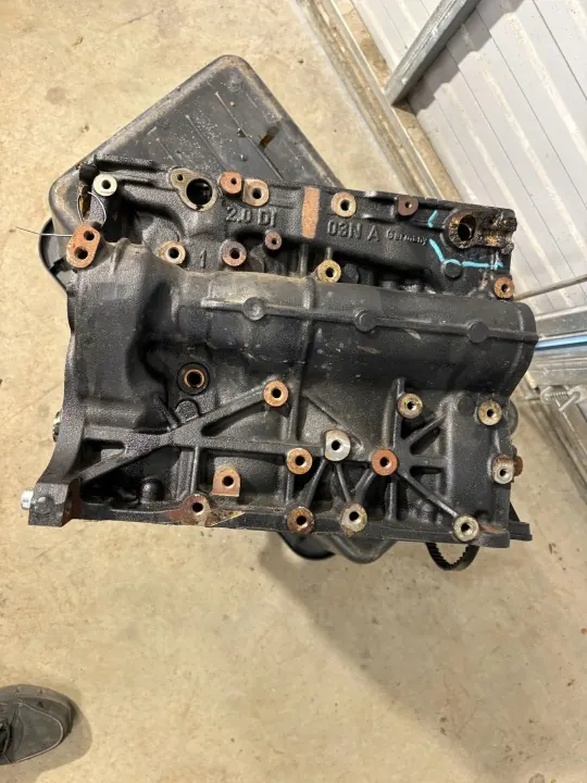VW Tiguan moottorilohko OEM 03N023A BBT02332 2.0 TDI image 5