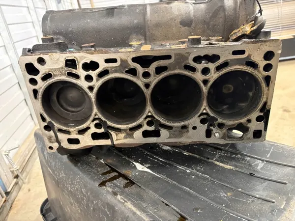 VW Tiguan moottorilohko OEM 03N023A BBT02332 2.0 TDI image 9