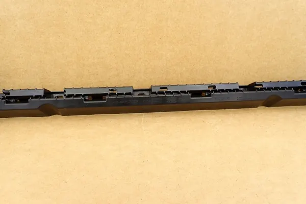 Volvo XC90 II 2014- Oikea taka kynnyskiinnike OEM 32216526 image 4
