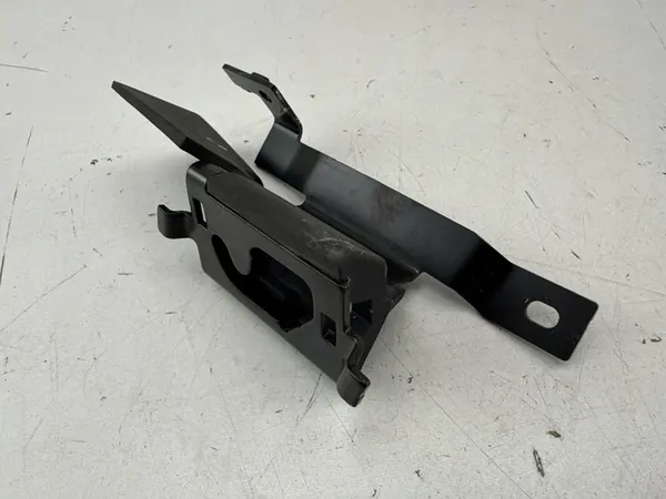 Mercedes-Benz C W205 Linker kofferbakplank bevestiging OEM A2058605500 image 3