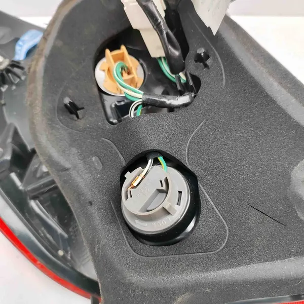 LÁMPARA TRASERA TOYOTA YARIS H/B 2015- 81561-0D600 IZQUIERDA image 8