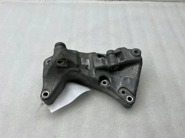 Volvo V40 2016 airco-compressorbeugel OEM 31401517 image 3