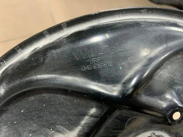 Audi Q7 Jarrulevy Suoja Taka Oikea OEM 4M0615612C image 4
