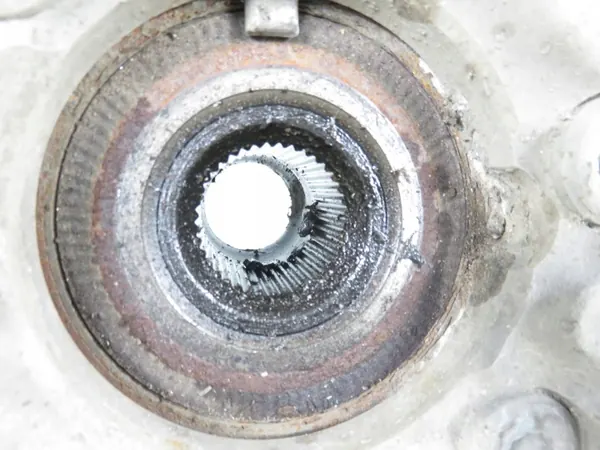 Pivot de roue avant gauche OEM 4E0257J d'occasion image 10