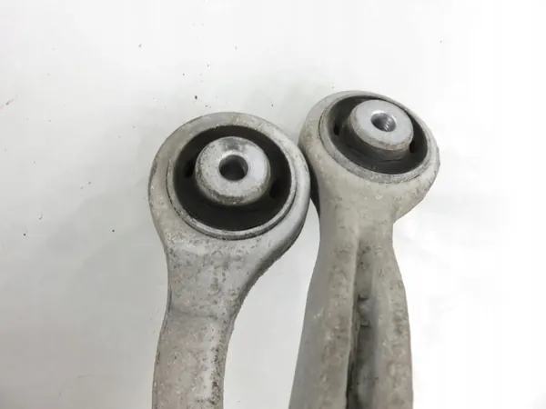 Pivot de roue avant gauche OEM 4E0257J d'occasion image 3