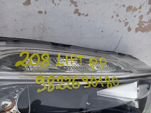 Voorste rechter koplamp Peugeot 208 I Lift image 4