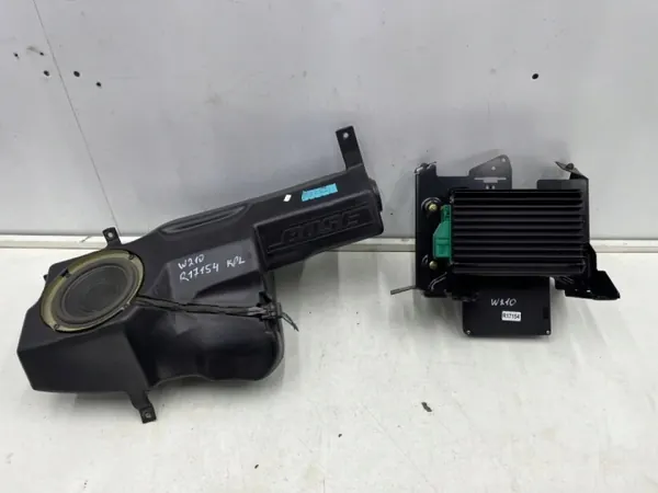 OEM 2108200689 Mercedes W210 Radio Bose Subwooferilla image 2