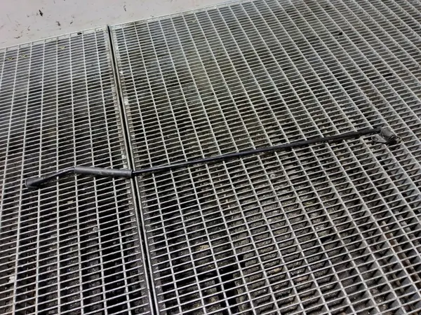 Soporte de capó KIA Ceed OEM SKE57988 - Usado image 2