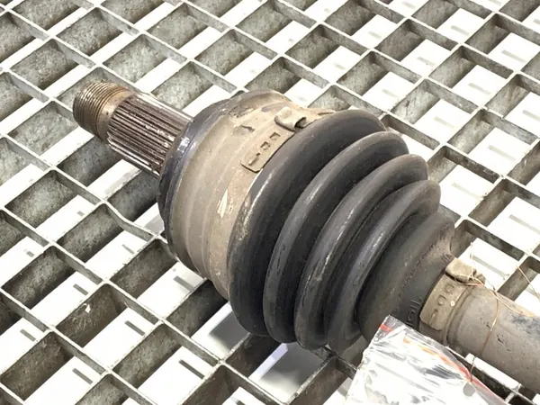 Höger fram drivaxel BMW E83 2.0 150HK image 3