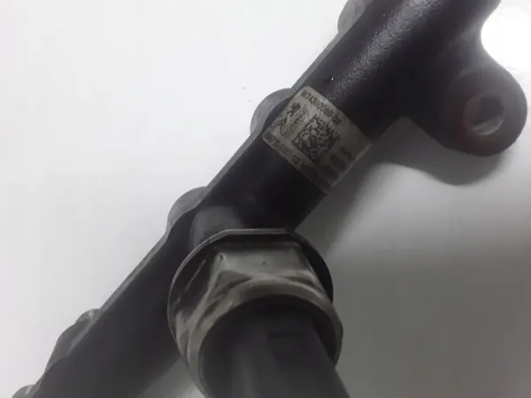 Rail d'injecteur Ford Kuga II 2017 OEM 9674300080 image 3