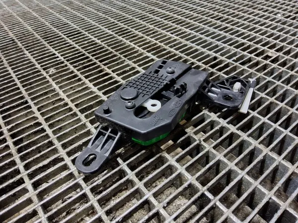 Hyundai i30 Tankklappenverschluss OEM 81590A5000 image 5