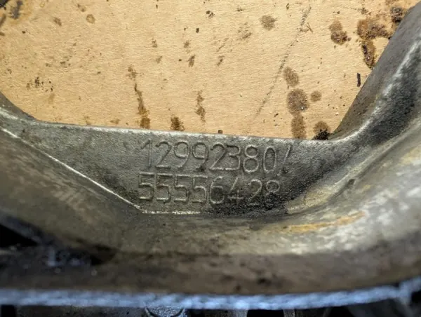 Carter de pompe à huile OEM 55556428 pour Opel 1.8 16V image 3