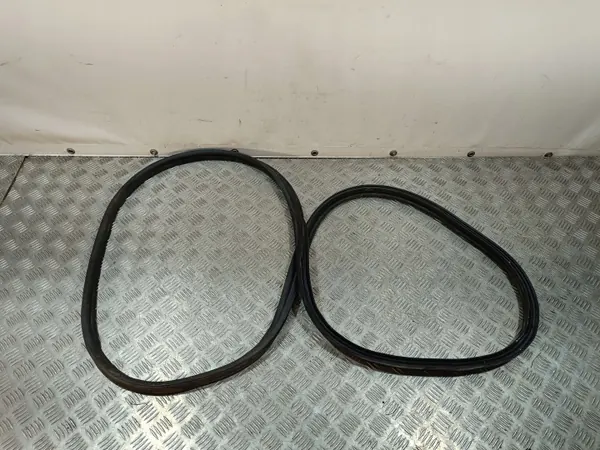 Jeep Compass baklucktätning OEM FBZ25823 - Begagnad image 2