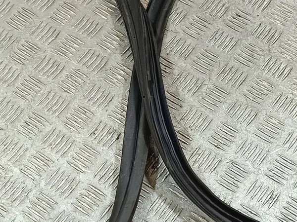 Jeep Compass baklucktätning OEM FBZ25823 - Begagnad image 3