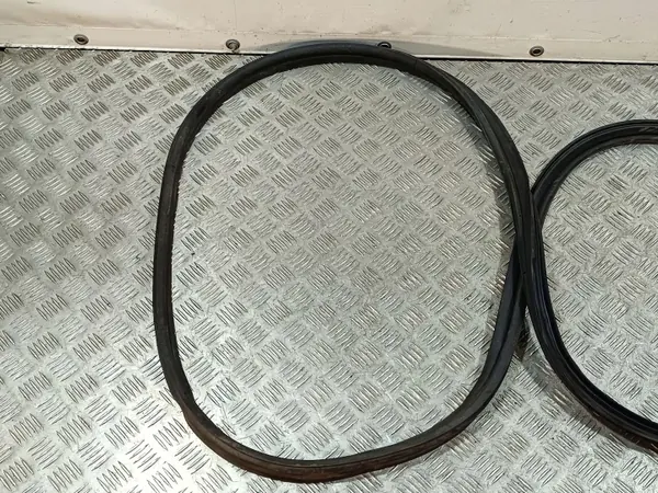 Jeep Compass baklucktätning OEM FBZ25823 - Begagnad image 6