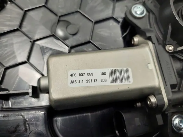 Audi A8 D4 Linke Hintere Türverkleidung OEM 4H0839915 image 4