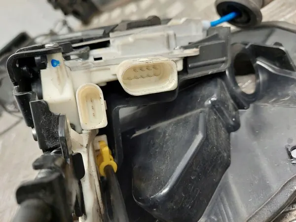 Audi A8 D4 Linke Hintere Türverkleidung OEM 4H0839915 image 5