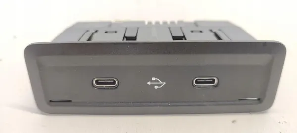 Enchufe USB Mercedes OEM A2478207502 - Usado image 2