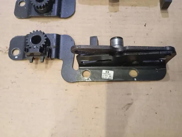 Opel Astra H Cabrio dakscharnier links OEM 133067302 image 3