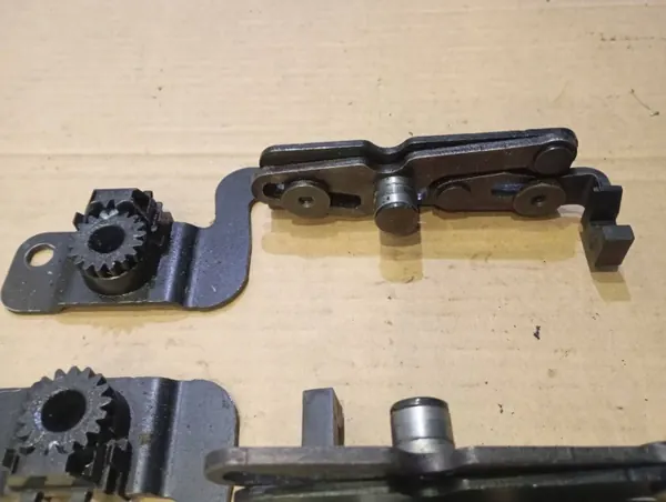 Opel Astra H Cabrio dakscharnier links OEM 133067302 image 4