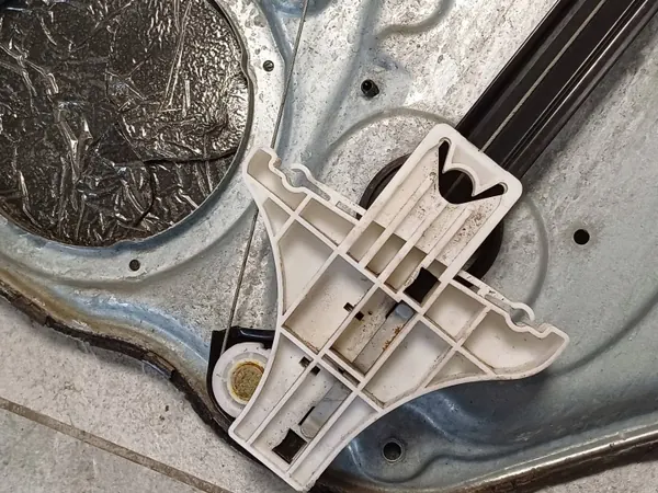 Manual Window Regulator Left Rear DRC101035 image 7