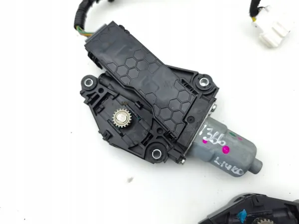 Honda CR-V schuifdakmotor OEM 32156TnYJ000 image 4
