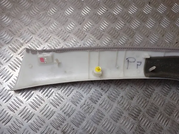Volvo V70 Fram höger pelarfinish OEM BTU410 image 4