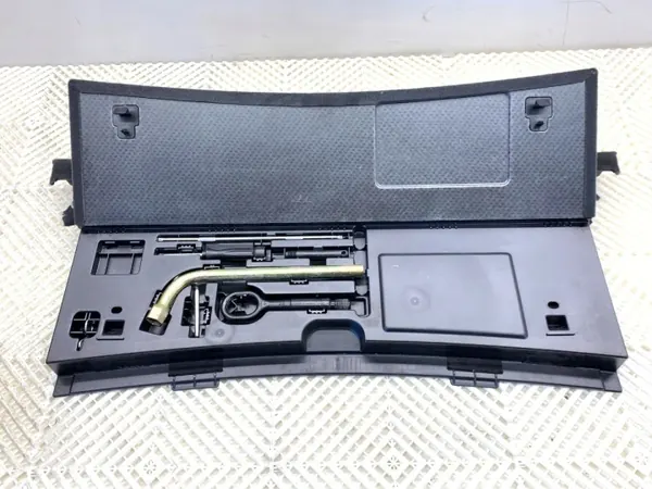 OEM 8K9861529B gereedschapsset voor Audi A4 B8 Station 07-15 image 2