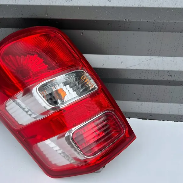 Conjunto de lámpara trasera Mitsubishi L200 OE 8330A945 image 2