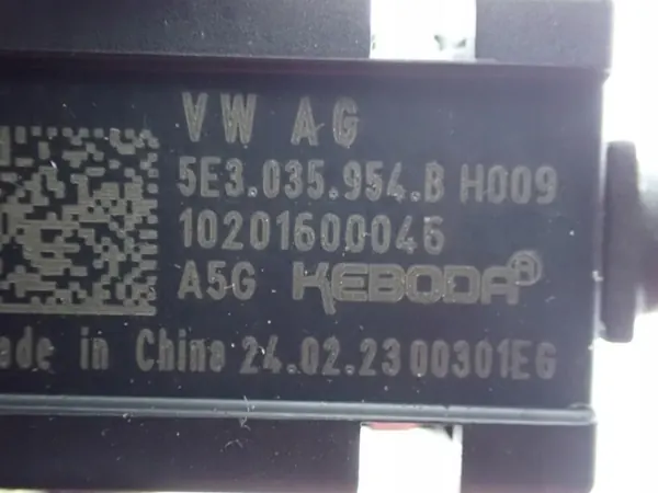 Tomada USB OEM 5E3035954B para Skoda Karoq image 3