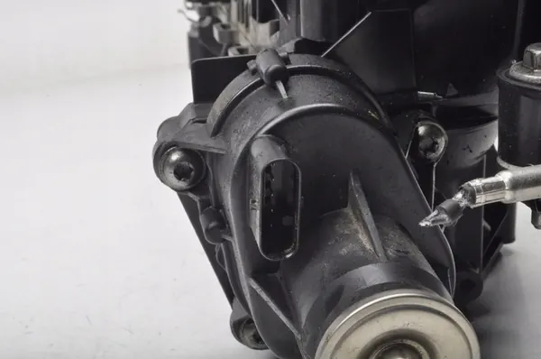 BMW F10 F11 F20 F21 F30 F31 F32 2.0 D Coletor de admissão 8513655 image 3