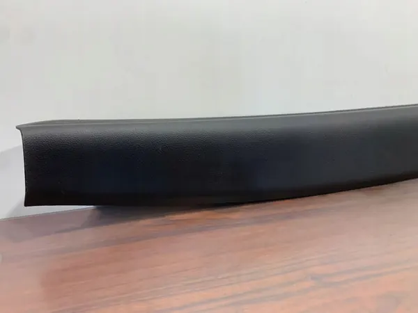 Moldura maletero Subaru Outback OEM 94310AL000 - Usado image 4