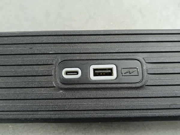USB-anslutning Jeep Grand Wagoneer 2022 OEM 68422663AC image 4