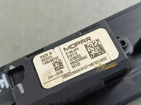USB-anslutning Jeep Grand Wagoneer 2022 OEM 68422663AC image 8