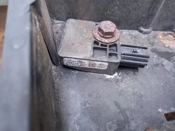 HYUNDAI ix35 Frontstoßstange Verstärkung Aufprallsensor 641102Y000 image 7